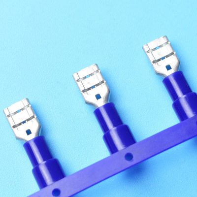 الغطاء المعزول من النيلون 6.3Mm Crimp Faston الإناث المحطات الموصلة Spade محطة الكابل Lug